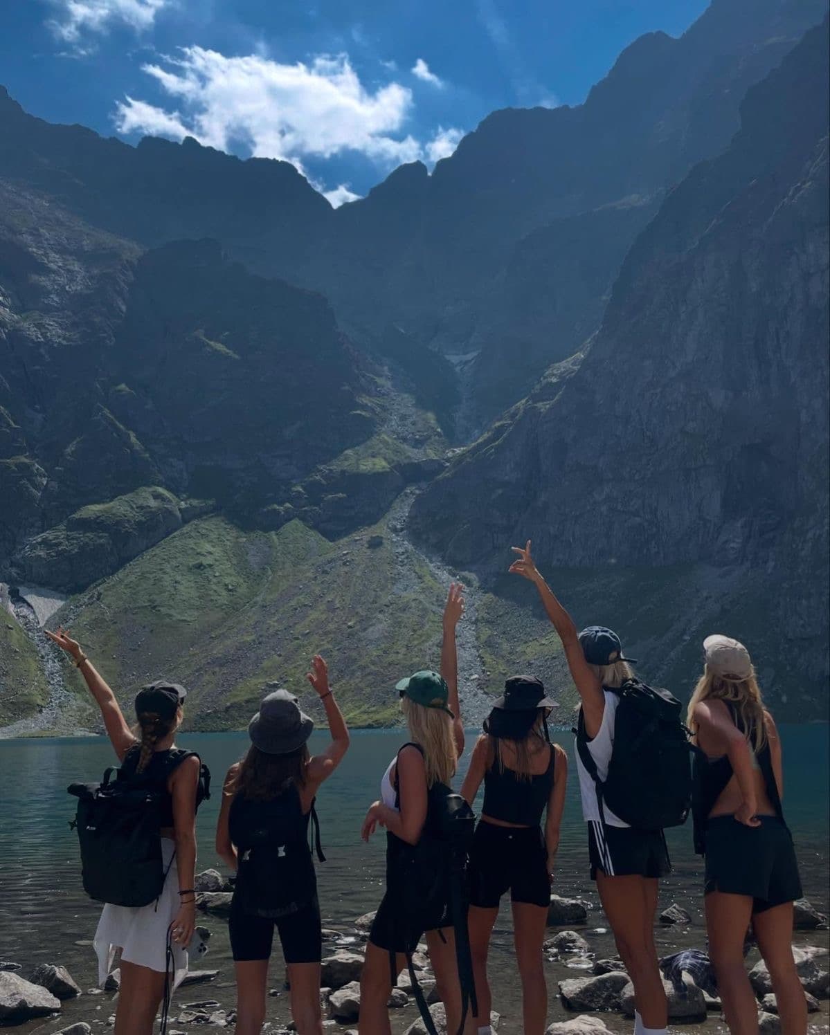 The Rise of Travel Communities Online: How Digital Platforms Are Connecting Travellers Worldwide